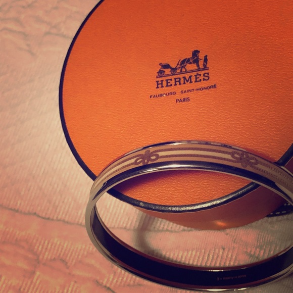 Narrow enamel bracelet